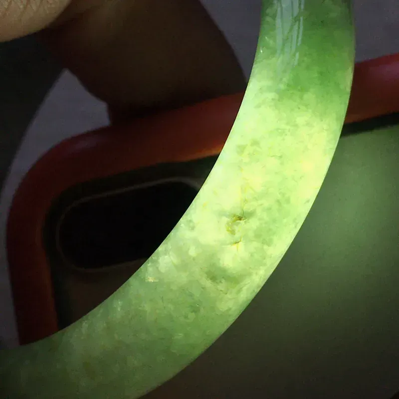 圈口：53.5mm 翡翠冰糯种满绿正圈手镯，种老水润，玉质细腻，颜色漂亮。