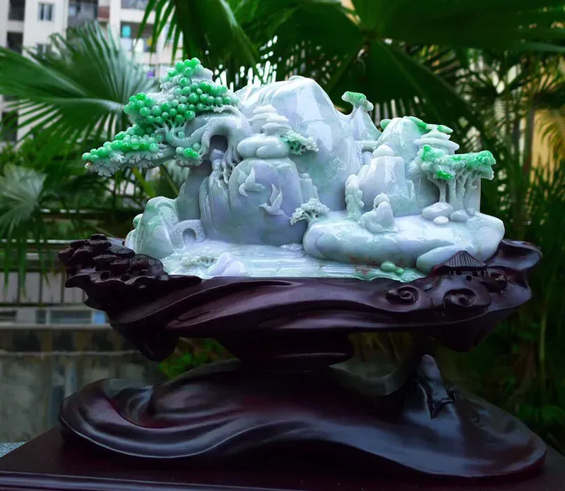 山水摆件 缅甸天然翡翠A货 精美 飘绿 高山流水 山水摆件 雕刻精美线条流畅种水好 层次分明 工艺精湛 搭配精美檀木底座，尺寸280.260.120mm裸石尺寸220.120.50mm裸石重量3.58斤 工艺精湛 水头足