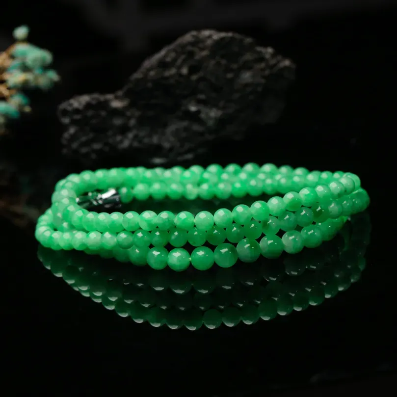圆珠翡翠珠链，共129颗珠子，取其中一颗珠尺寸大约5.1mm，色泽清爽，实物漂亮，佩戴效果大方优雅！