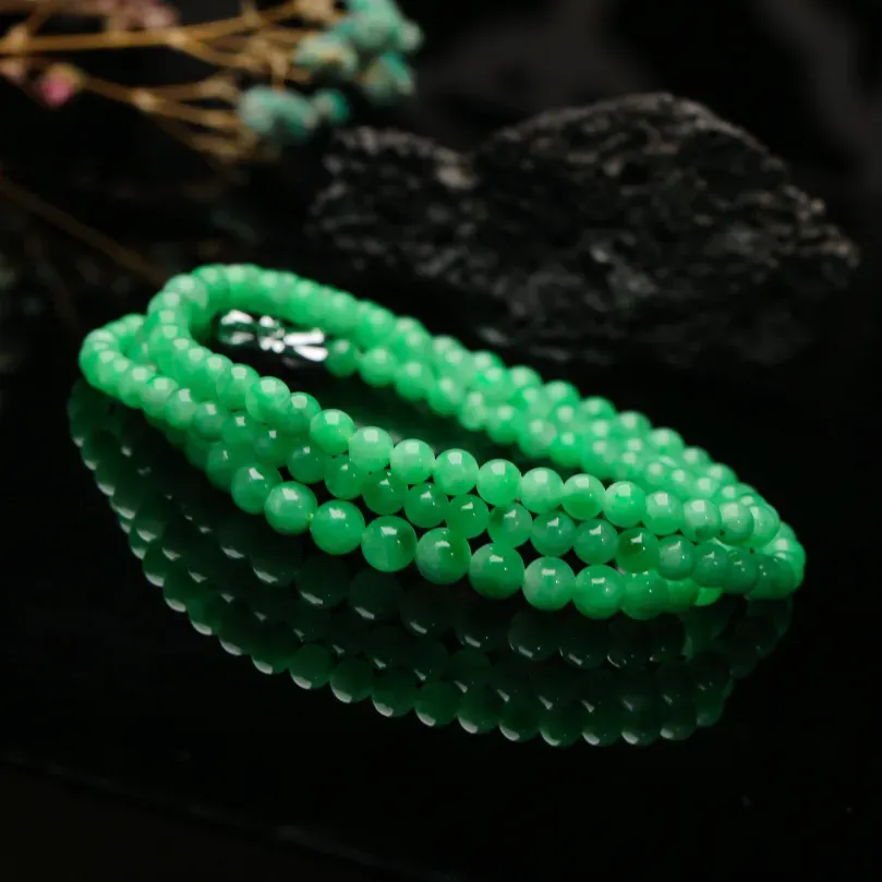 圆珠翡翠珠链，共129颗珠子，取其中一颗珠尺寸大约5.1mm，色泽清爽，实物漂亮，佩戴效果大方优雅！
