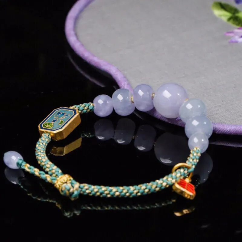 翡翠珠子手串，共7颗，取其中一颗珠尺寸大约12.3*11.7mm，亮丽秀气，清秀高雅，配饰为装饰品。上手佩戴大方优雅!