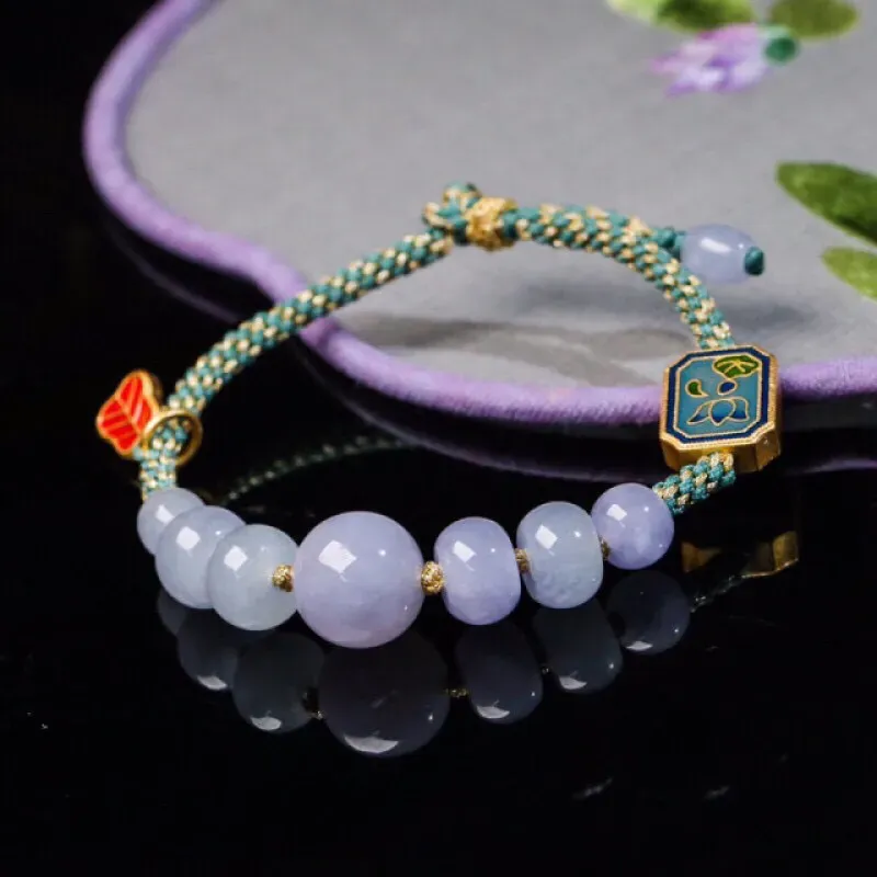 翡翠珠子手串，共7颗，取其中一颗珠尺寸大约12.3*11.7mm，亮丽秀气，清秀高雅，配饰为装饰品。上手佩戴大方优雅!