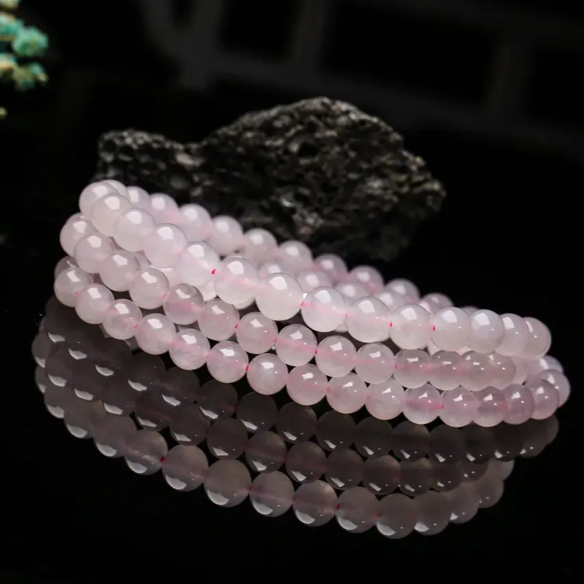 紫底圆珠翡翠珠链，共87颗珠子，取其中一颗珠尺寸大约6.4mm，莹润光泽，实物漂亮，佩戴效果大方优雅！