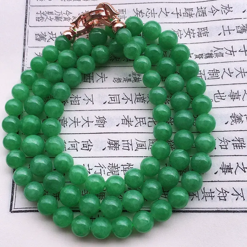 串珠项链，翡翠满绿圆珠项链（装饰扣），自然光实拍，玉质细腻莹润，佩戴时尚大方，大颗尺寸：8mm，小颗尺寸：6.5mm，77颗，重51.66克