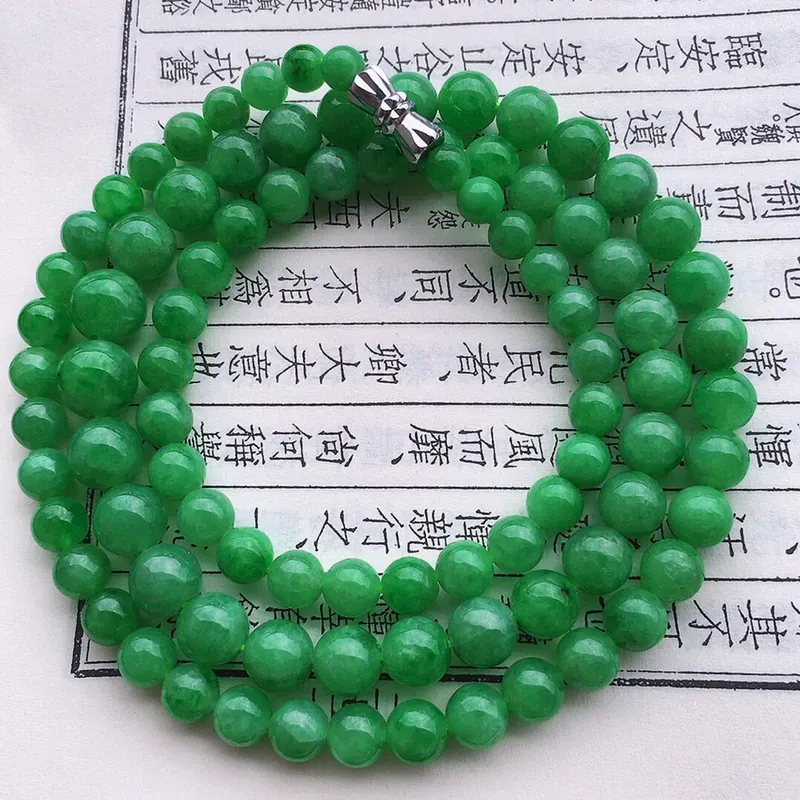 串珠项链，翡翠满绿圆珠项链（装饰扣），自然光实拍，玉质细腻莹润，佩戴时尚大方，大颗尺寸：8.2mm，小颗尺寸：5.2mm，89颗，重37.34克