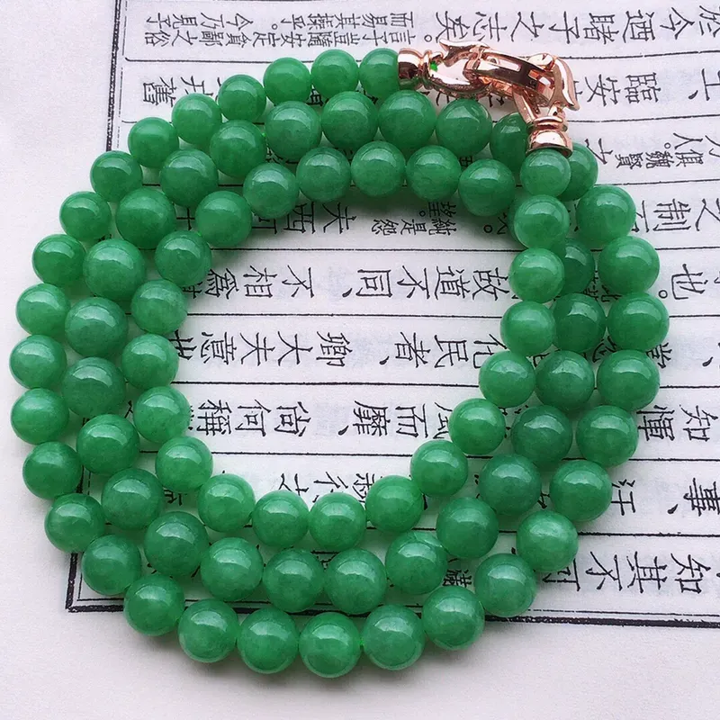 串珠项链，翡翠满绿圆珠项链（装饰扣），自然光实拍，玉质细腻莹润，佩戴时尚大方，大颗尺寸：8mm，小颗尺寸：6.5mm，77颗，重51.66克