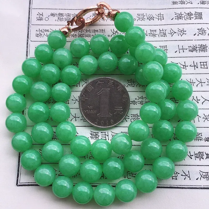 串珠项链，翡翠大颗满绿圆珠项链（装饰扣），自然光实拍，玉质细腻莹润，佩戴时尚大方，单颗尺寸：10.3mm，52颗，重98.50克