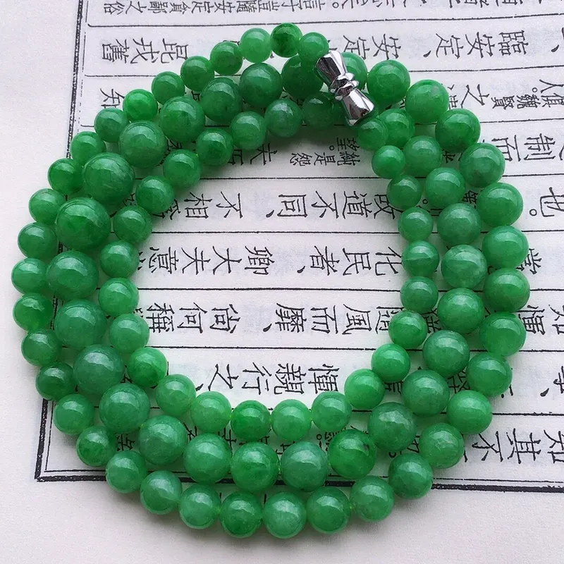 串珠项链，翡翠满绿圆珠项链（装饰扣），自然光实拍，玉质细腻莹润，佩戴时尚大方，大颗尺寸：8.2mm，小颗尺寸：5.2mm，89颗，重37.34克