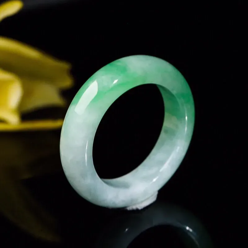 飘色翡翠指环，色泽清新，端庄大方，有天然白棉，佩戴效果优雅漂亮，尺寸19.5*6.2*4.3mm戒指内径19.5mm。