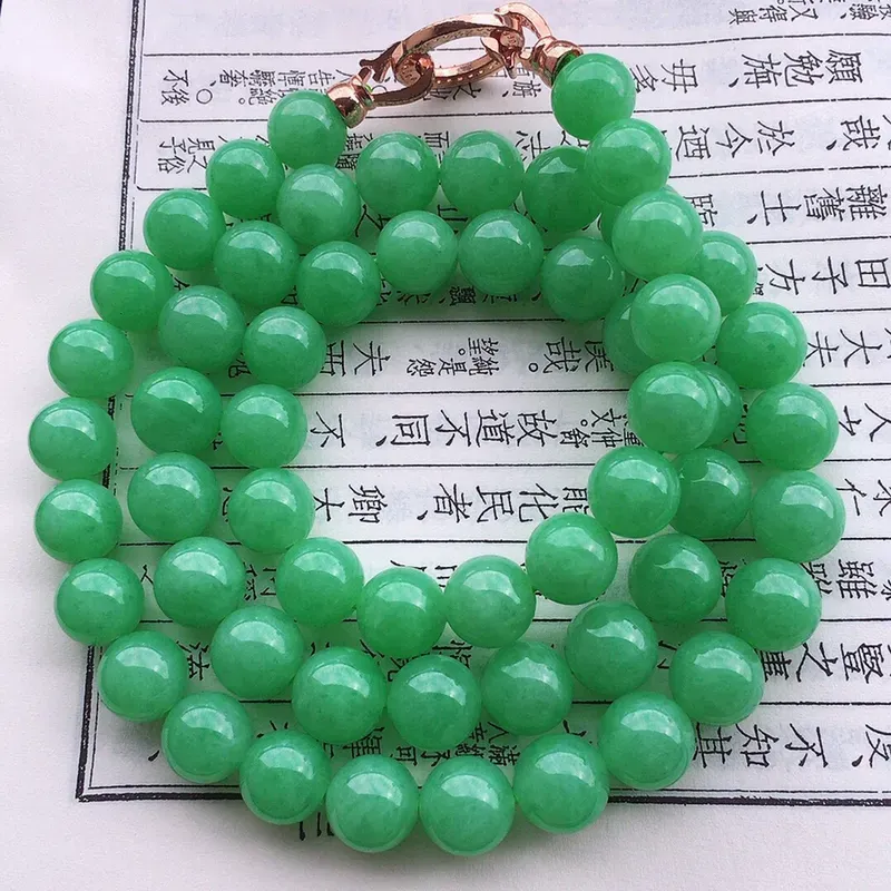 串珠项链，翡翠大颗满绿圆珠项链（装饰扣），自然光实拍，玉质细腻莹润，佩戴时尚大方，单颗尺寸：10.3mm，52颗，重98.50克