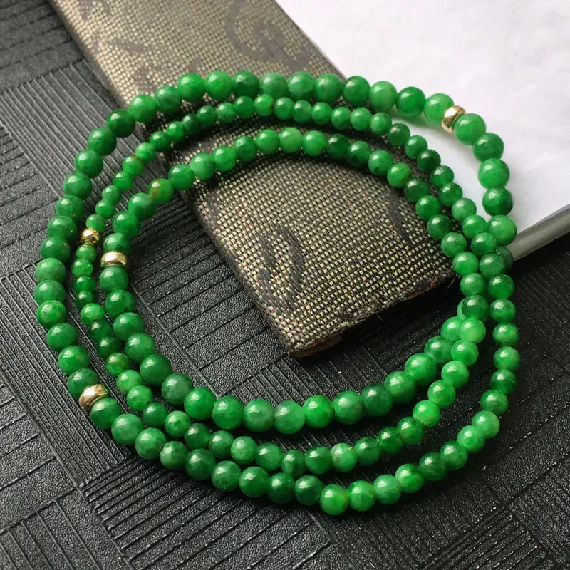 翡翠满辣绿圆珠项链手链两用，种水好玉质细腻温润，颜色漂亮。尺寸：取大 4.6mm 取小 3mm项链周