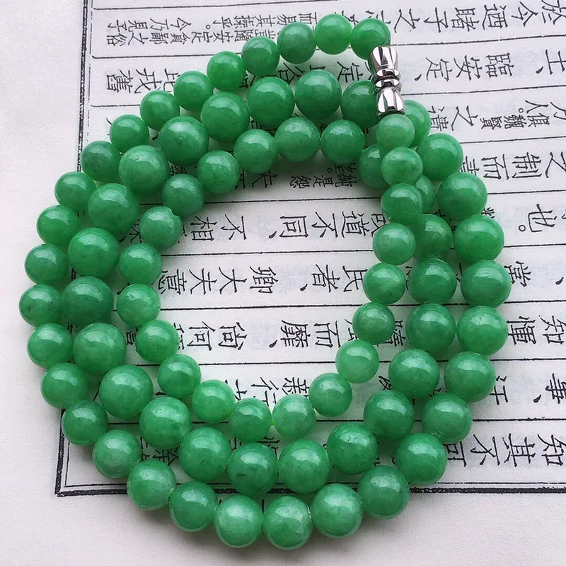 串珠项链，翡翠满绿圆珠项链（装饰扣），自然光实拍，玉质细腻莹润，佩戴时尚大方，大颗尺寸：8.2mm，小颗尺寸：6.4mm，76颗，重48.03克