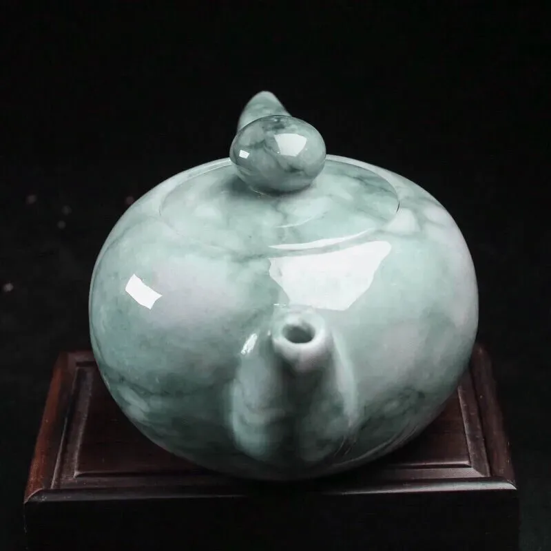 茶壶翡翠摆件，手工雕刻，色泽清新。雕工精细。壶身整体尺寸：136.7*88.2*75.8mm，配送精美底座。