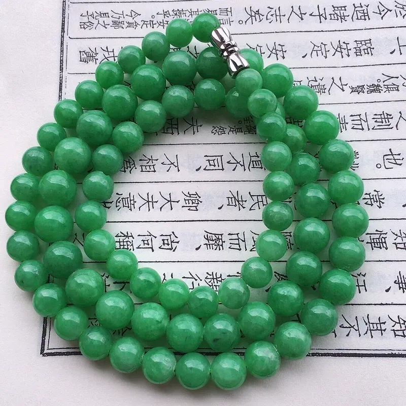 串珠项链，翡翠满绿圆珠项链（装饰扣），自然光实拍，玉质细腻莹润，佩戴时尚大方，大颗尺寸：8.2mm，
