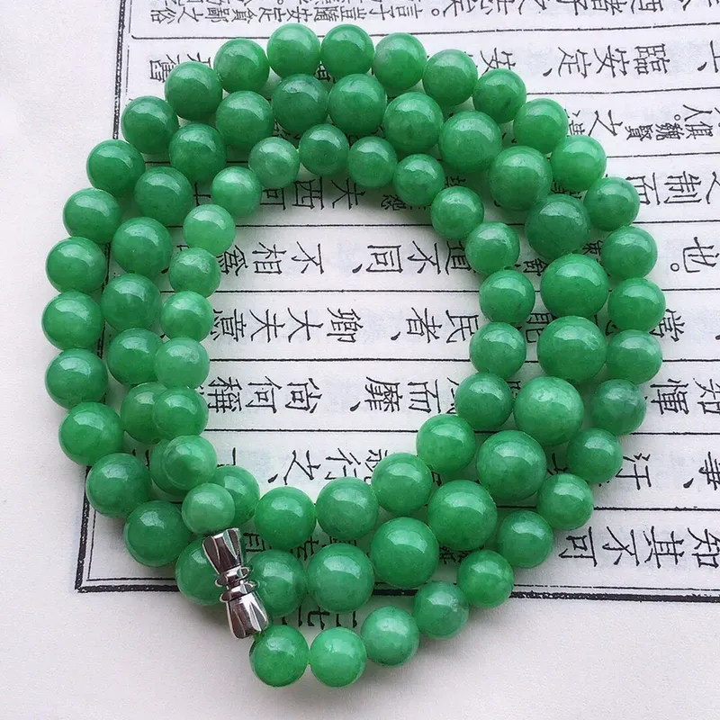 串珠项链，翡翠满绿圆珠项链（装饰扣），自然光实拍，玉质细腻莹润，佩戴时尚大方，大颗尺寸：8.2mm，小颗尺寸：6.4mm，76颗，重48.03克