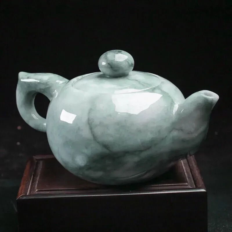 茶壶翡翠摆件，手工雕刻，色泽清新。雕工精细。壶身整体尺寸：136.7*88.2*75.8mm，配送精美底座。