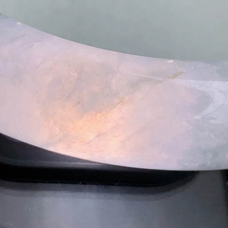 圈口：56.2mm，A货翡翠冰透水润宽边手镯、玉质通透明亮、水凝水润、