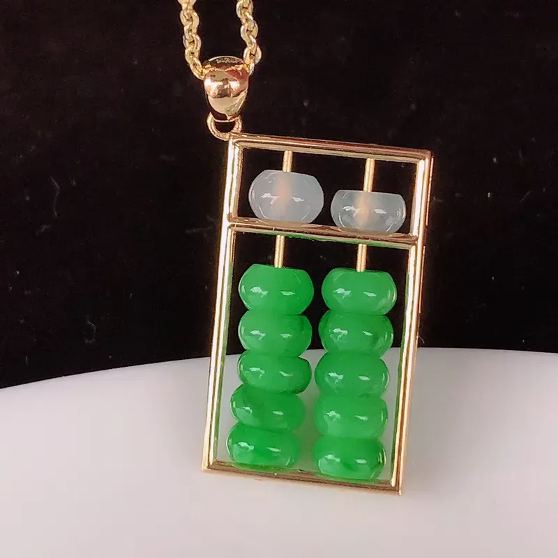 自然光实拍,18k金镶嵌精美双彩算盘珠吊坠,款式新颖时尚,日常百搭的款