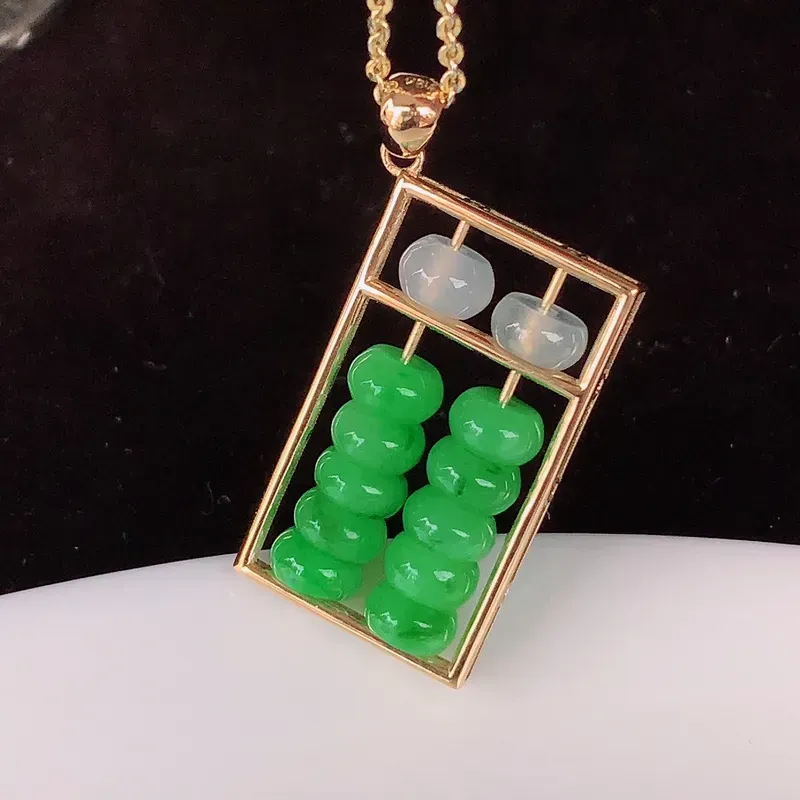 自然光实拍,18k金镶嵌精美双彩算盘珠吊坠,款式新颖时尚,日常百搭的款