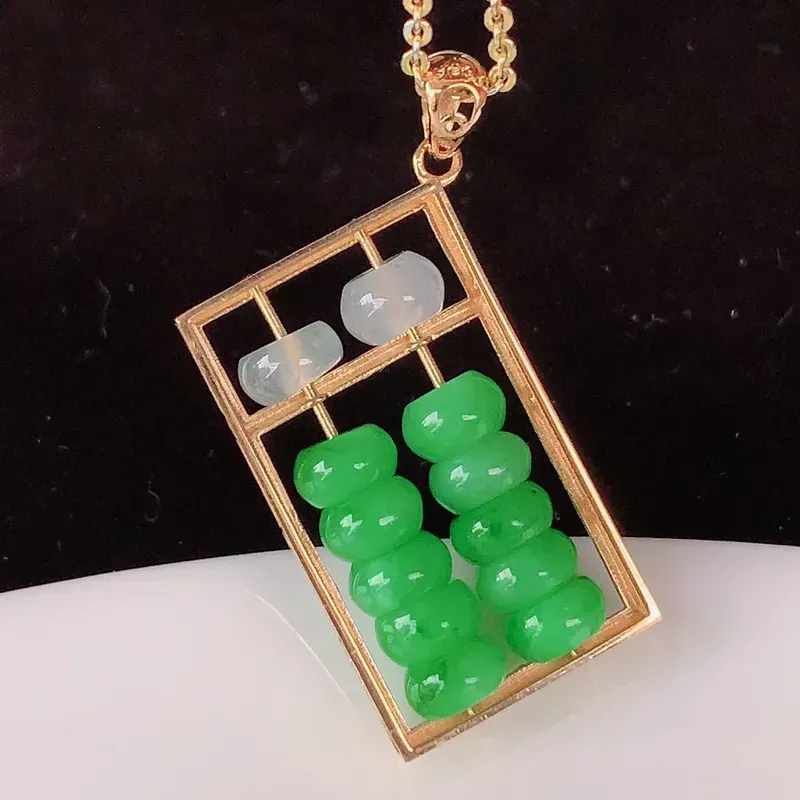 自然光实拍,18k金镶嵌精美双彩算盘珠吊坠,款式新颖时尚,日常百搭的款