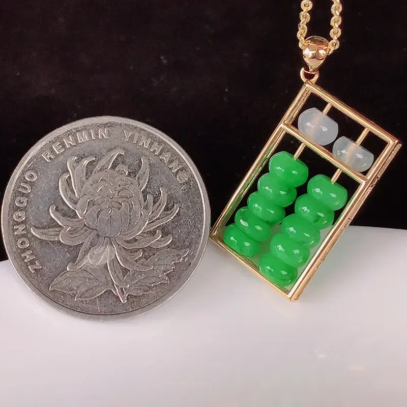 自然光实拍,18k金镶嵌精美双彩算盘珠吊坠,款式新颖时尚,日常百搭的款