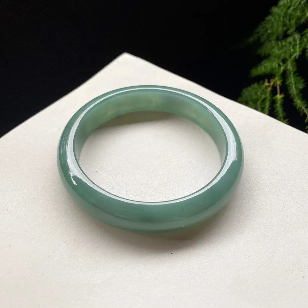 56-57圈口油青正圈手镯，
尺寸:56.5×11.9×7.3mm，
底子细，质地干净，色泽浓郁韵味！