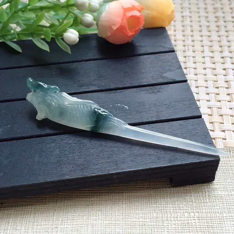 天然A货翡翠【自然光拍摄】精美莹润飘花发簪   玉质细腻，美人配美簪， 尺寸74.5*14*5.6mm