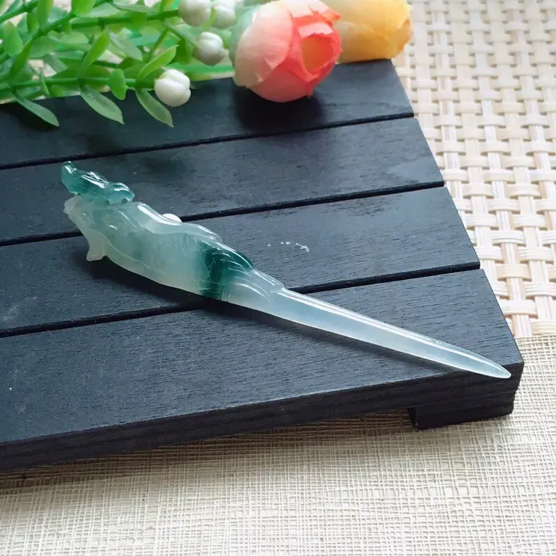 天然A货翡翠【自然光拍摄】精美莹润飘花发簪   玉质细腻，美人配美簪， 尺寸74.5*14*5.6mm