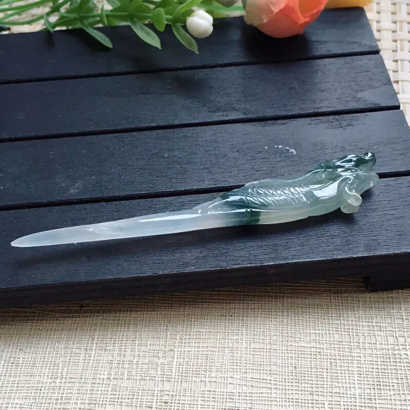 天然A货翡翠【自然光拍摄】精美莹润飘花发簪   玉质细腻，美人配美簪， 尺寸74.5*14*5.6mm