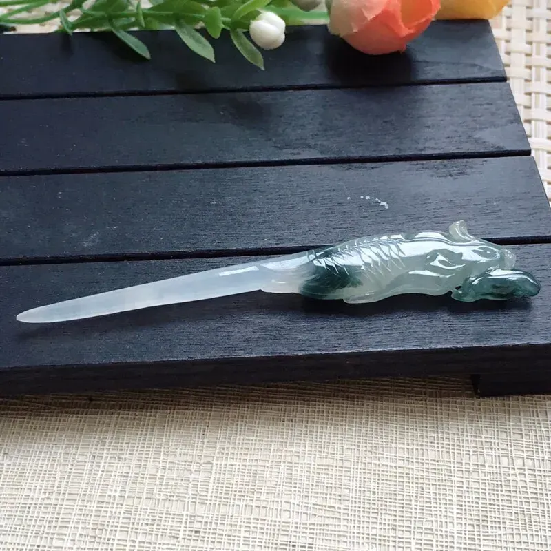 天然A货翡翠【自然光拍摄】精美莹润飘花发簪   玉质细腻，美人配美簪， 尺寸74.5*14*5.6mm