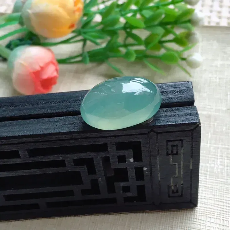 天然A货翡翠【自然光拍摄】 莹润蛋面，玉质水润通透 色泽清新淡雅，圆润饱满 镶嵌后效果更佳！尺寸21