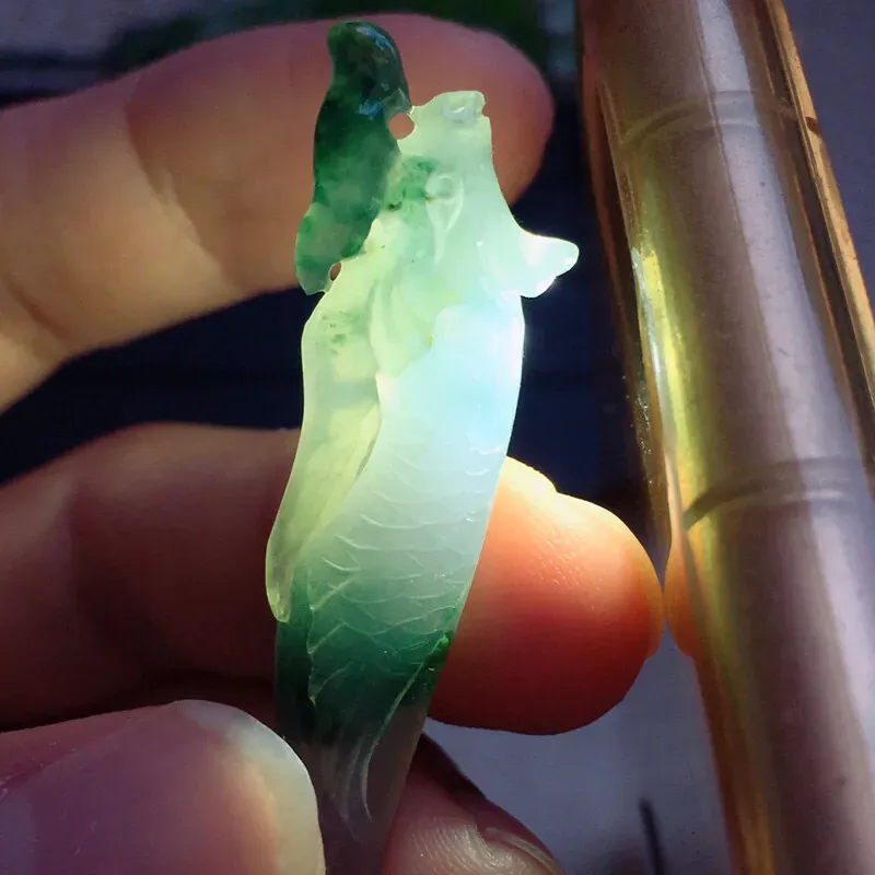 天然A货翡翠【自然光拍摄】精美莹润飘花发簪   玉质细腻，美人配美簪， 尺寸74.5*14*5.6mm