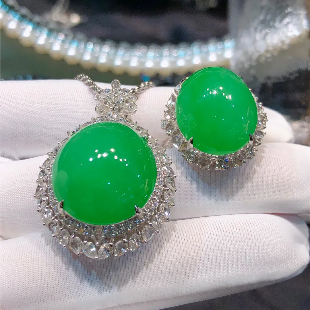 翡翠•蛋面吊坠/戒指两用款
冰种阳绿色，满绿，料子水润通透，种老起光。
18k金钻石镶嵌，佩戴精美大气
