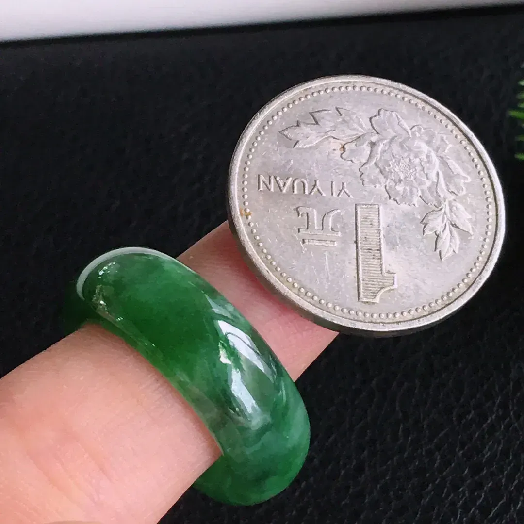 内直径19.2mm，天然缅甸老坑翡翠A货飘绿戒指，料子细腻，尺寸8.8/4mm 重量6.66g，