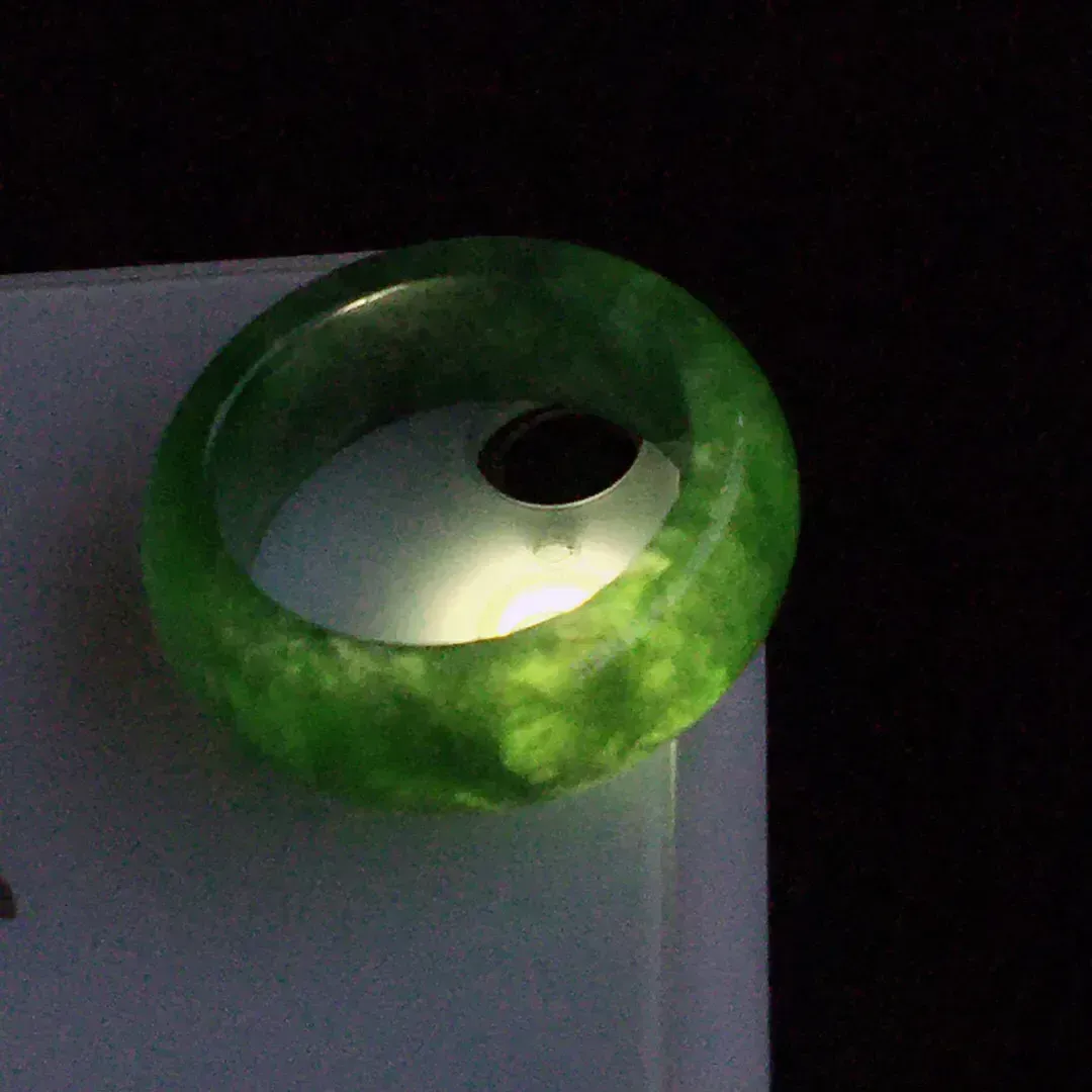 内直径19.2mm，天然缅甸老坑翡翠A货飘绿戒指，料子细腻，尺寸8.8/4mm 重量6.66g，