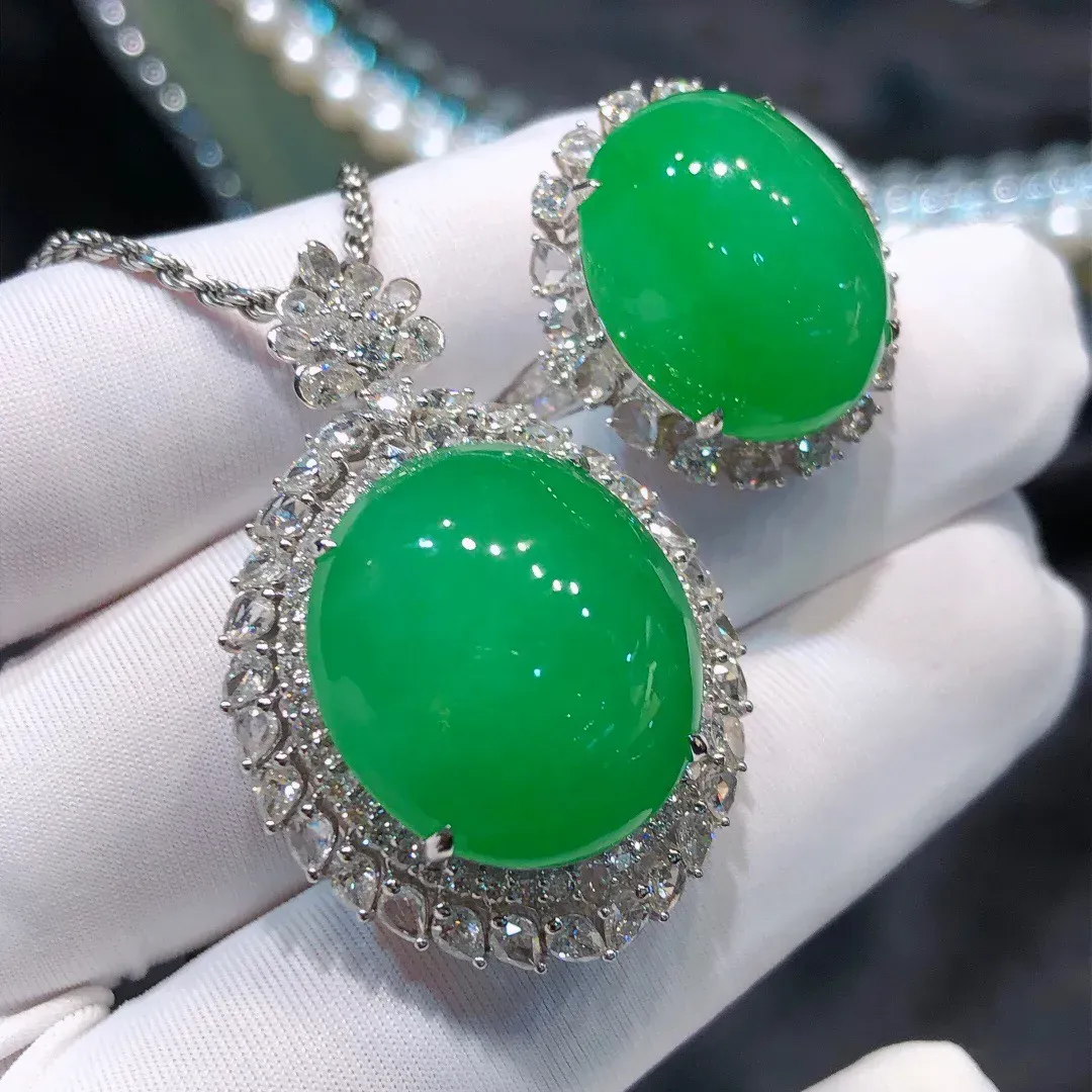 翡翠•蛋面吊坠/戒指两用款
冰种阳绿色，满绿，料子水润通透，种老起光。
18k金钻石镶嵌，佩戴精美大气