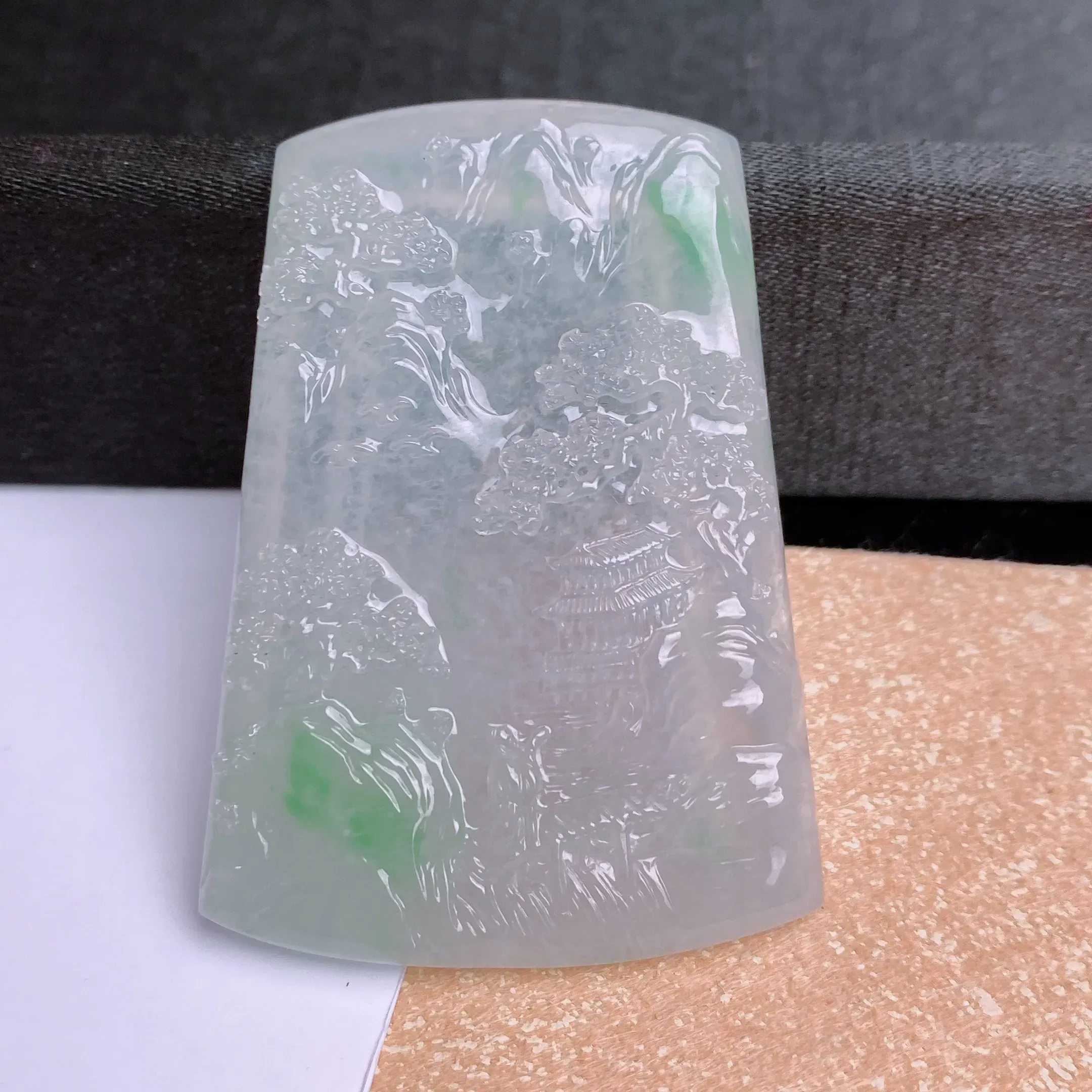 冰飘绿山水牌吊坠,玉质细腻,雕工精细,冰感十足,佩戴效果更佳