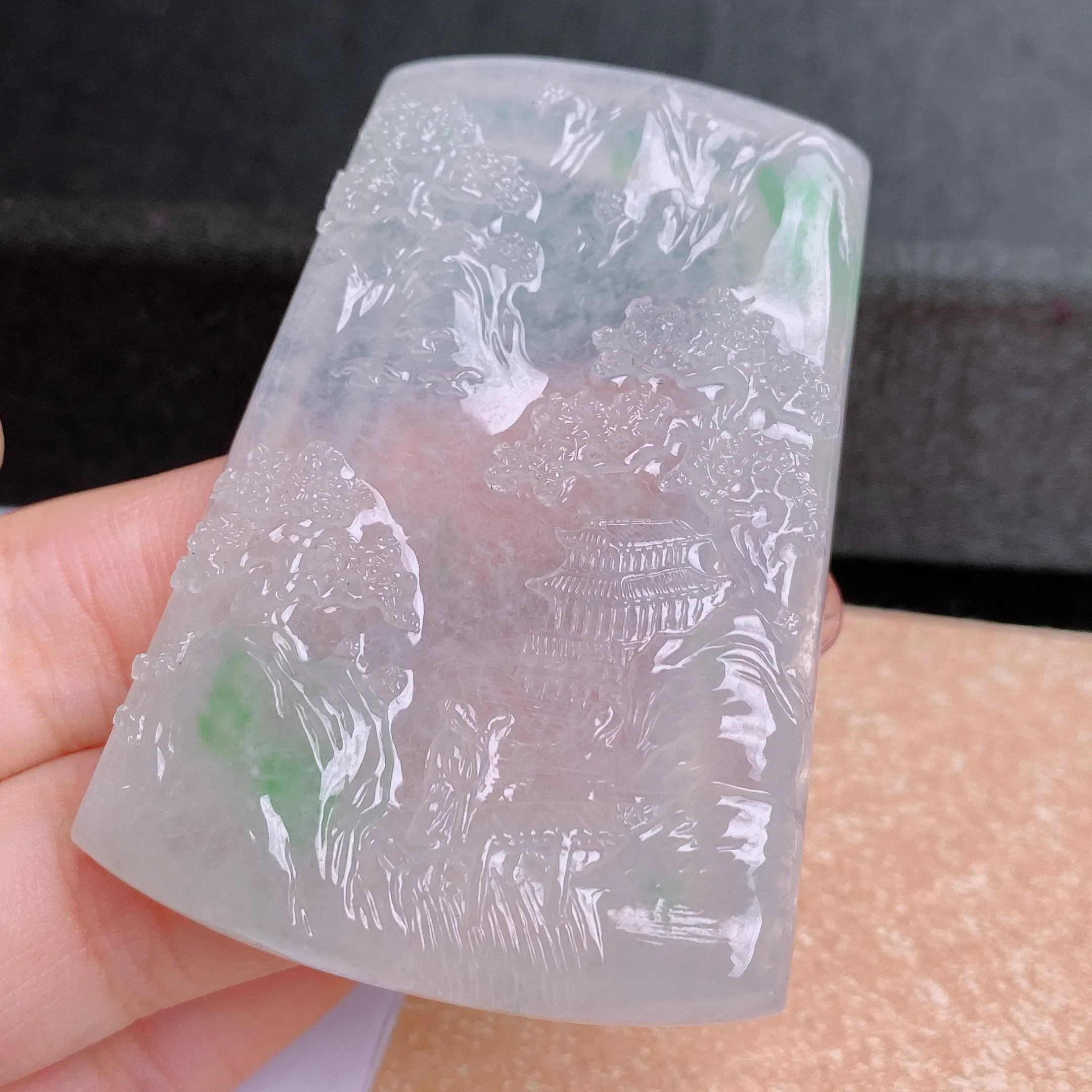 冰飘绿山水牌吊坠,玉质细腻,雕工精细,冰感十足,佩戴效果更佳