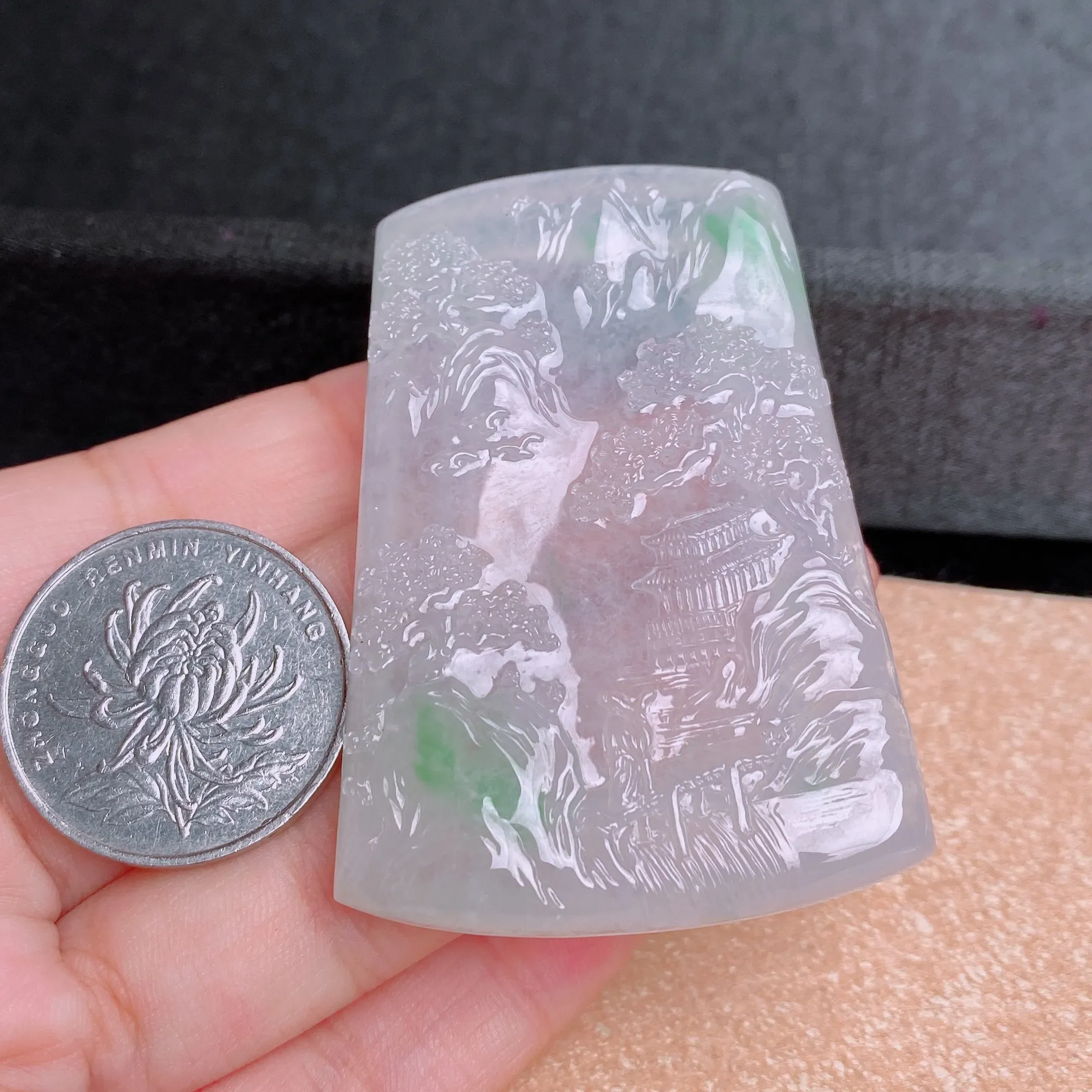 冰飘绿山水牌吊坠,玉质细腻,雕工精细,冰感十足,佩戴效果更佳