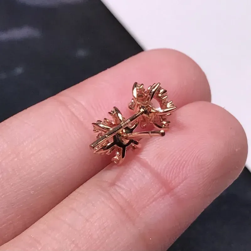 严选推荐 耳钉，老坑玻璃种翡翠蛋面耳钉，18k金钻精致镶嵌而成，品相佳，佩戴效果佳，尽显气质。种水无可挑剔，荧光四射，晶莹剔透，起强钢性、起强玻璃光泽。高性价比，值得入手。裸石尺寸约3.5-3.5毫米