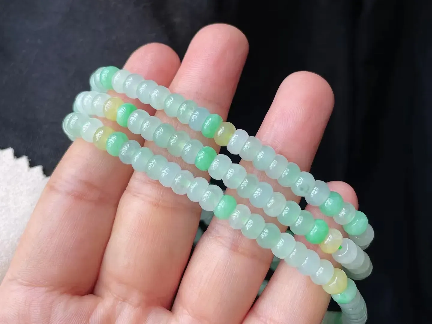 冰种多彩盘珠项链  种好冰透 玉质水润  底色清爽 款式精致 

尺寸：5.7