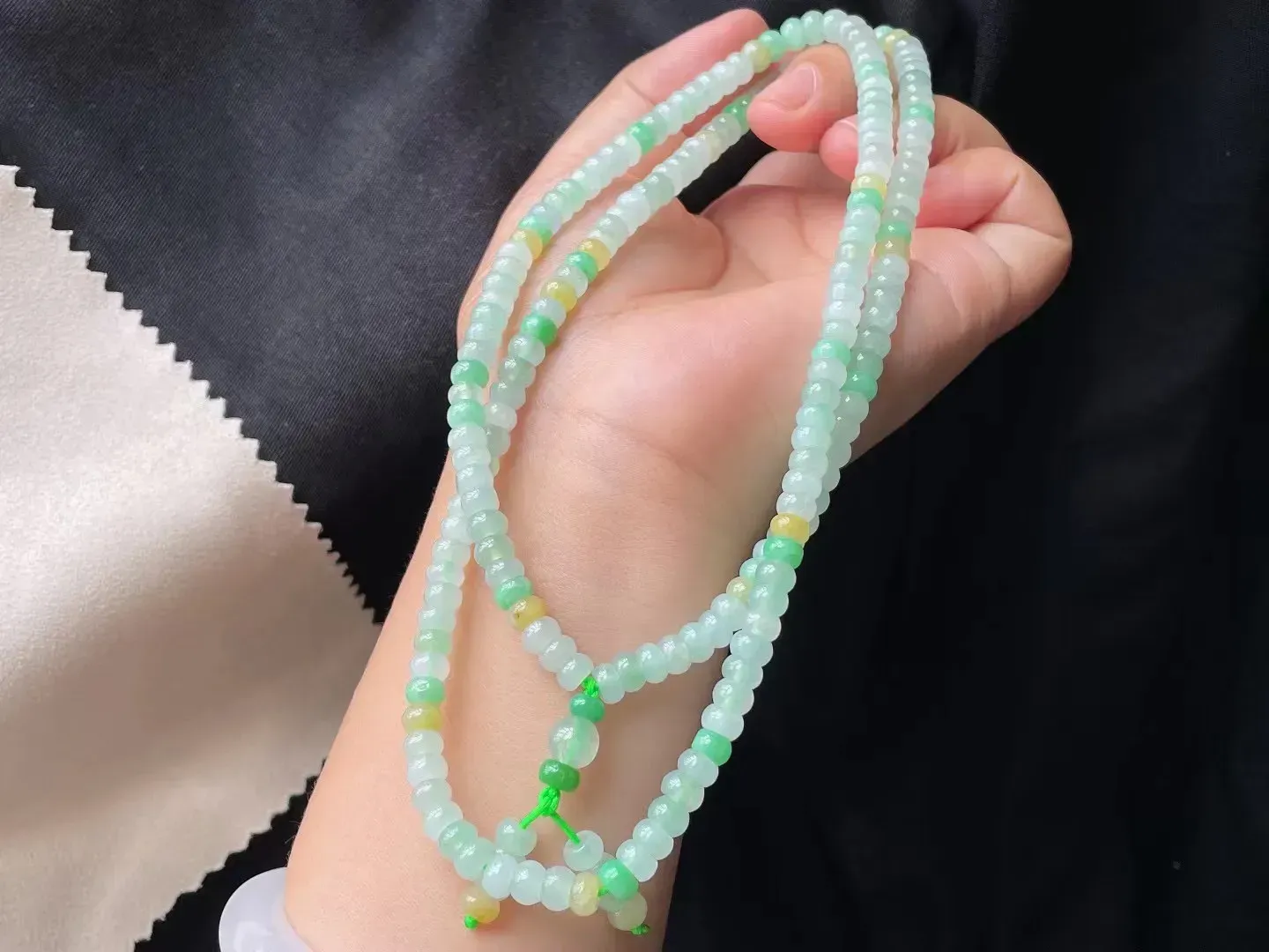 冰种多彩盘珠项链  种好冰透 玉质水润  底色清爽 款式精致 

尺寸：5.7