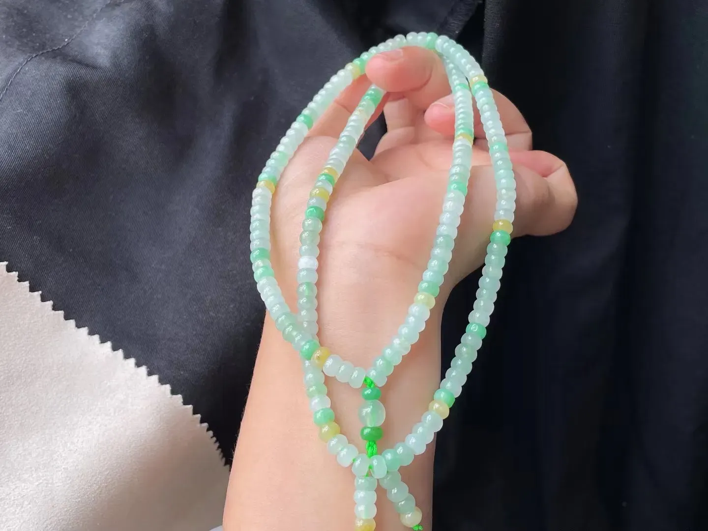 冰种多彩盘珠项链  种好冰透 玉质水润  底色清爽 款式精致 

尺寸：5.7