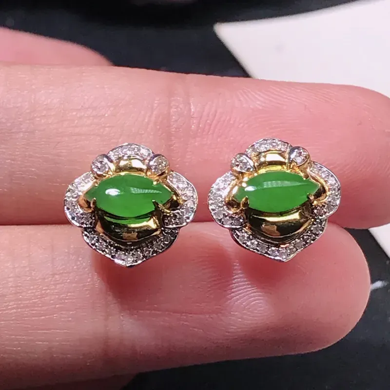 伟德国际翡翠冰种耳钉多少钱翡翠冰种耳钉价格一览让你轻松选购!