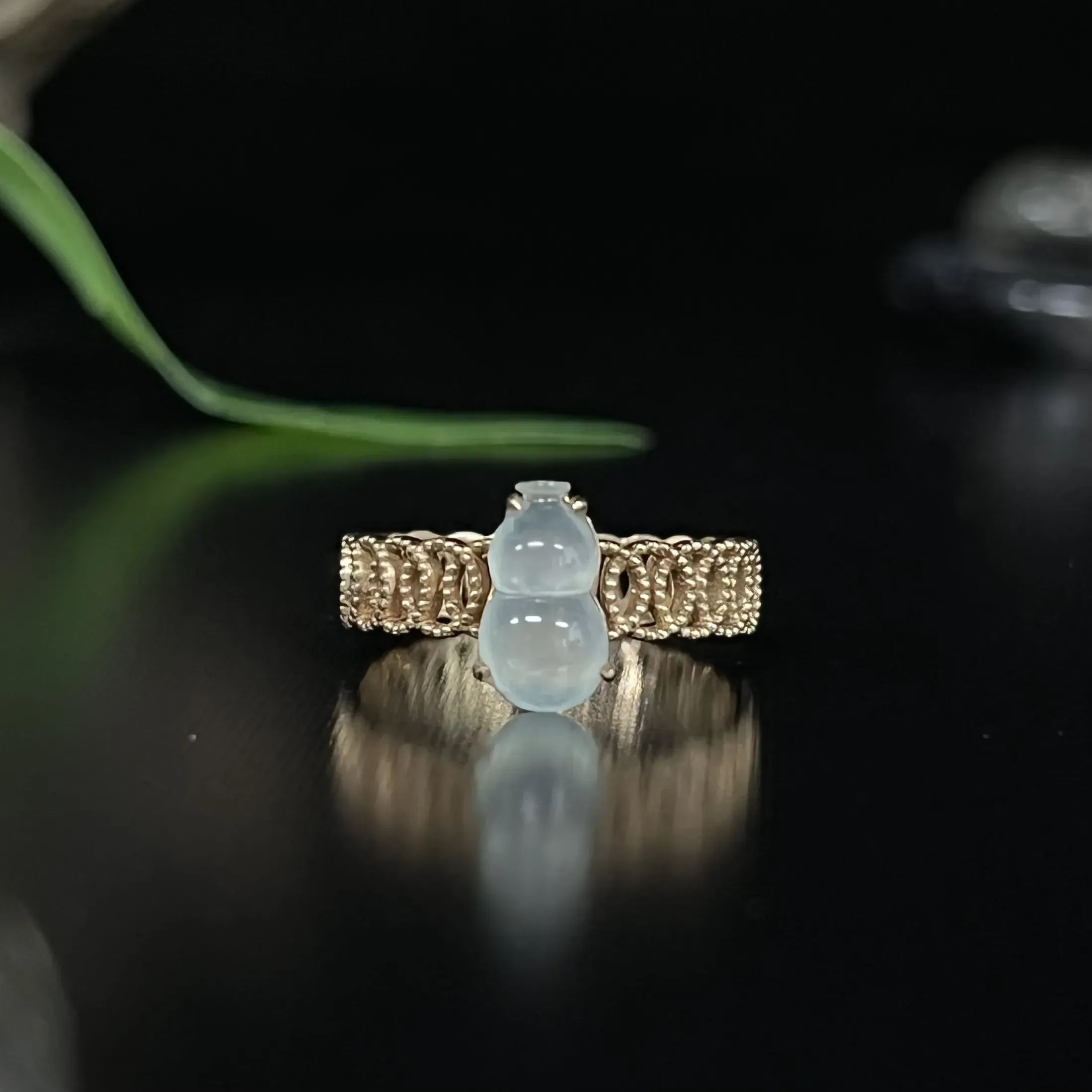 自然光实拍，18K金镶嵌翡翠冰种红白色葫芦戒指，尺寸：9.7*6.1*4.5mm，裸石尺寸：9.7*