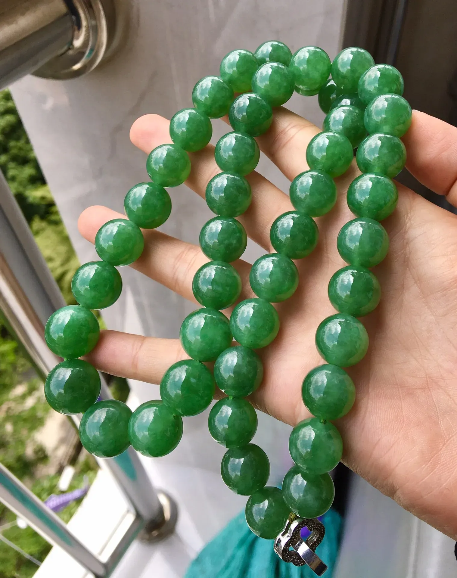 冰种阳绿珠链，色泽艳丽，饱满，无纹裂，尺寸14毫米，45颗，编码528
