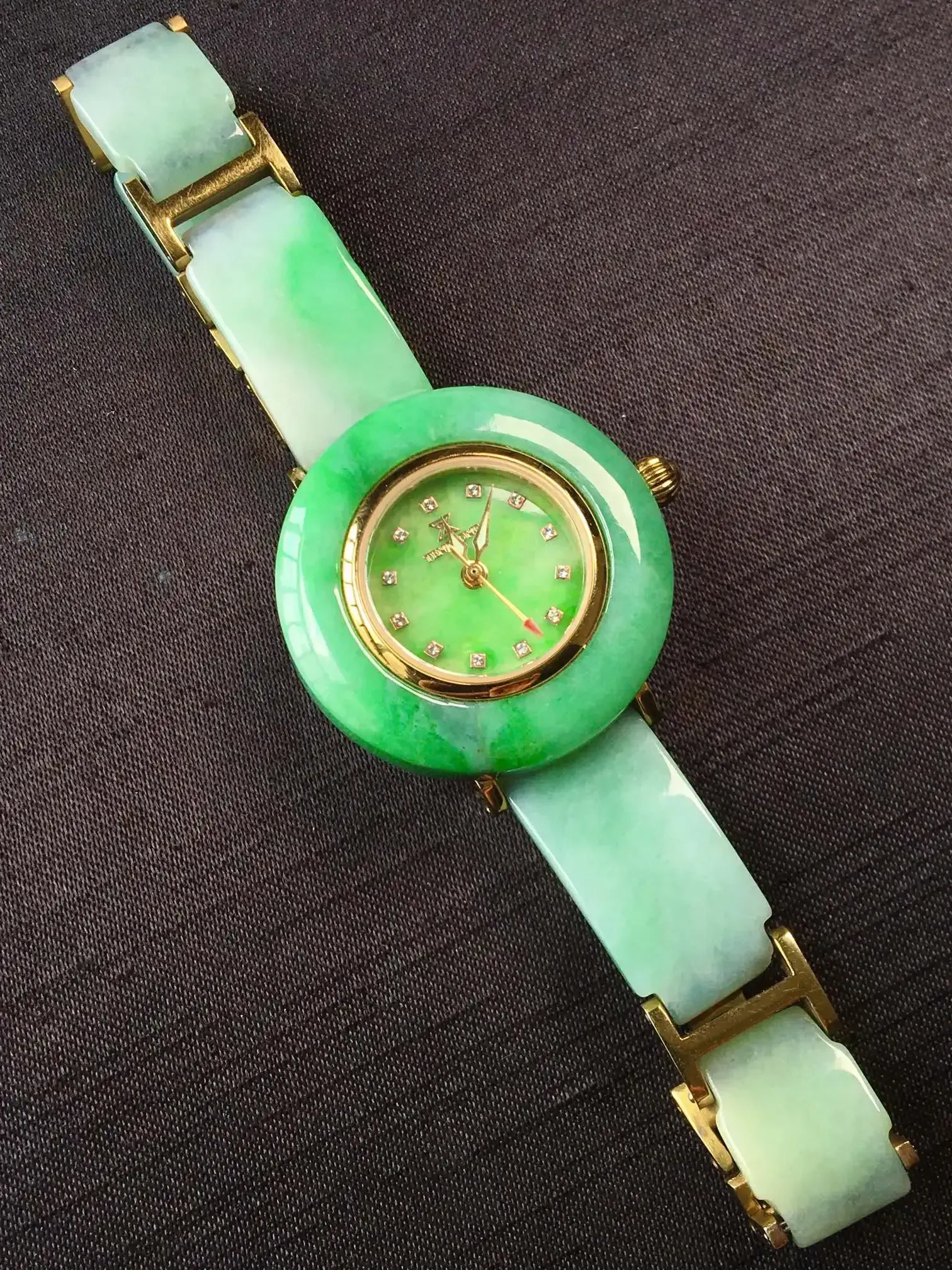 冰绿手表，饱满无裂，色泽艳丽，水润细腻，尺寸31.7/6.4，编号816