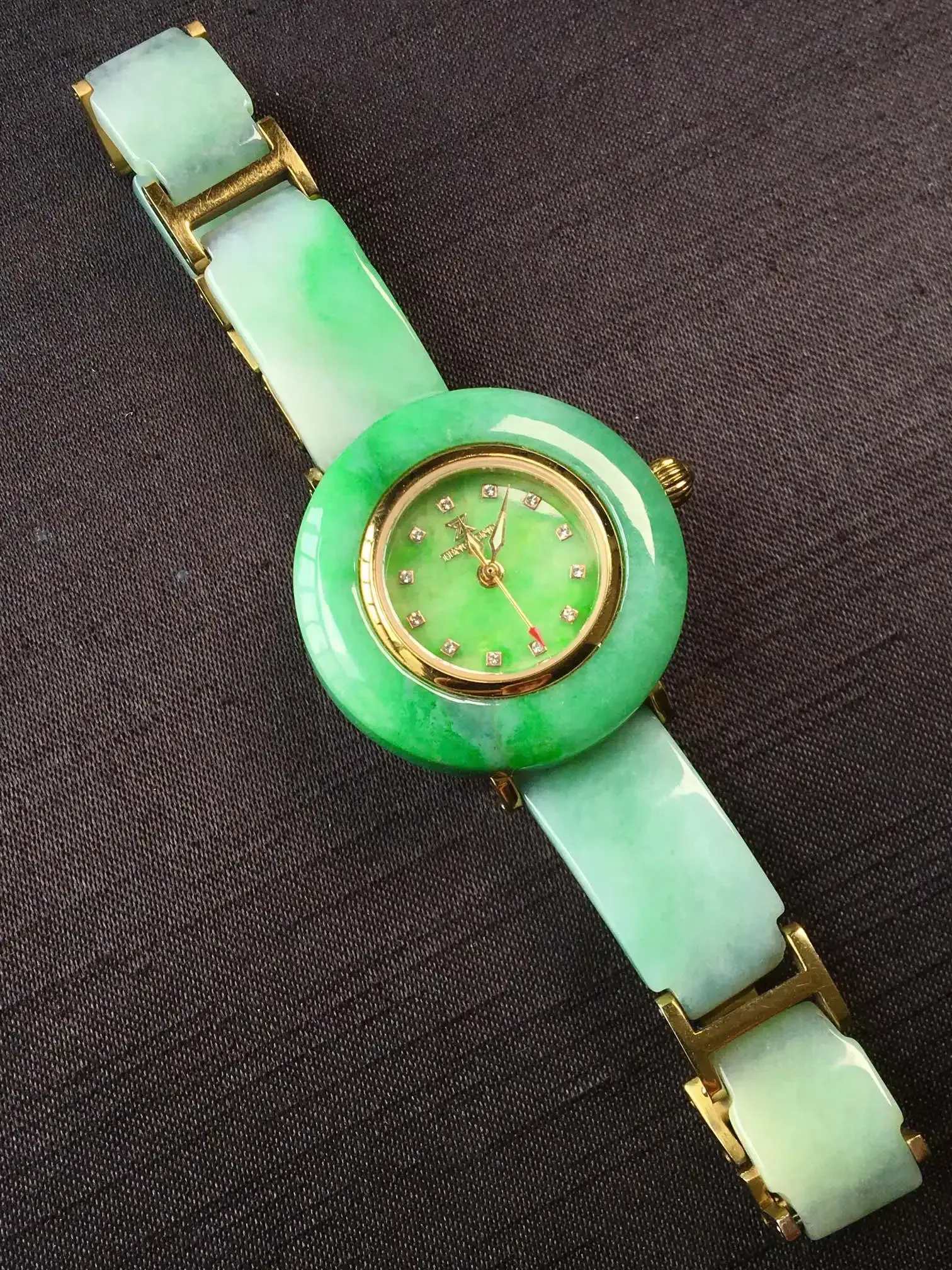 冰绿手表，饱满无裂，色泽艳丽，水润细腻，尺寸31.7/6.4，编号816