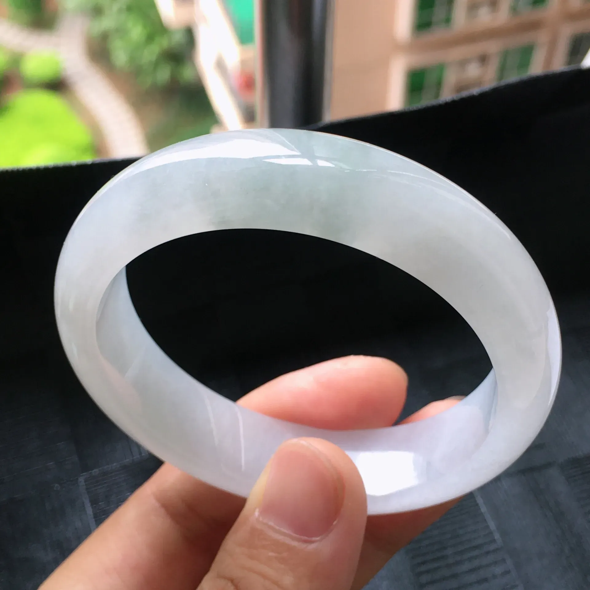 圈口:54.0mm 翡翠冰糯种飘绿正圈手镯,种水好,玉质细腻温润,清爽漂亮.