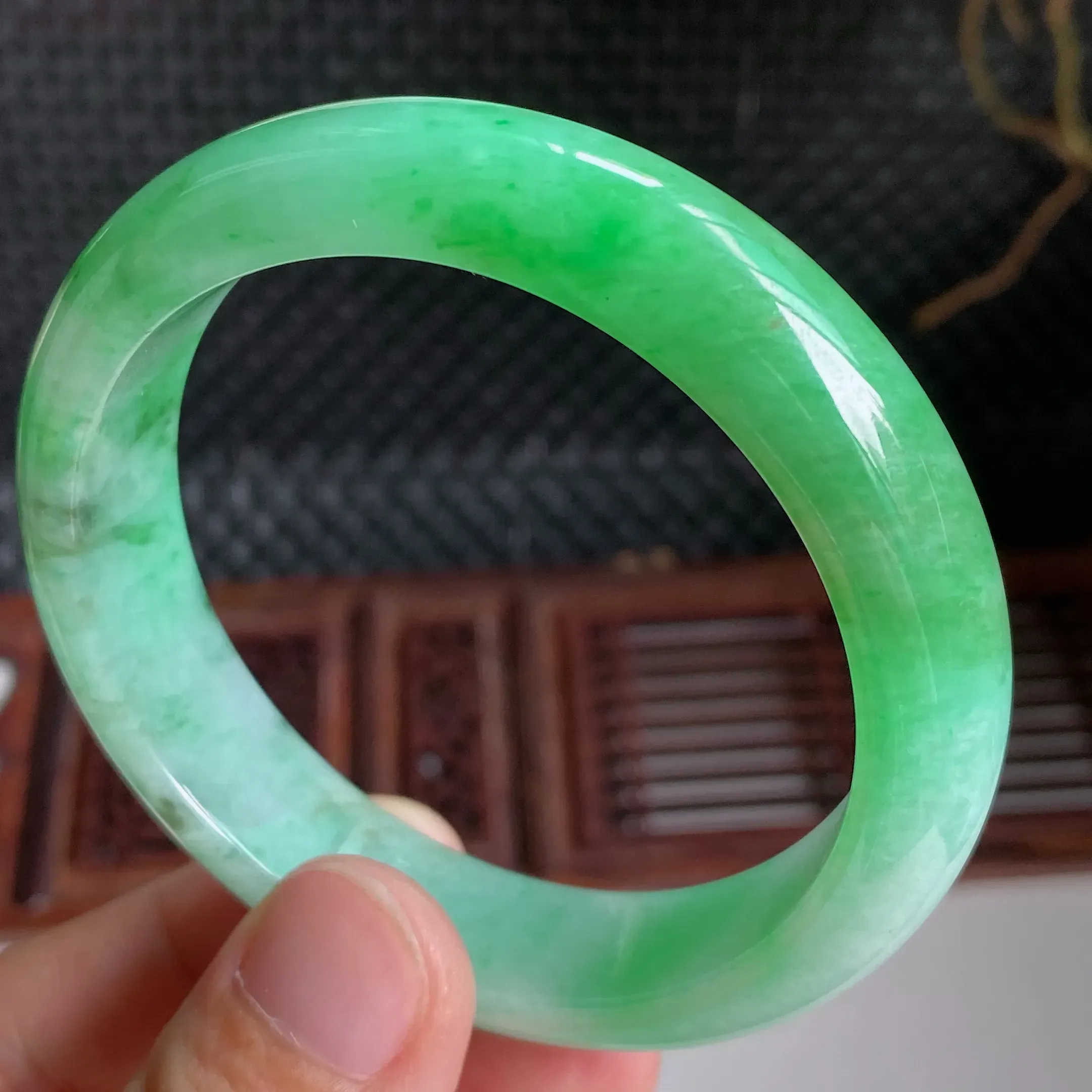 阳绿手镯:54mm 天然翡翠自然光实拍 底子细腻油润阳绿宽边手镯 颜色